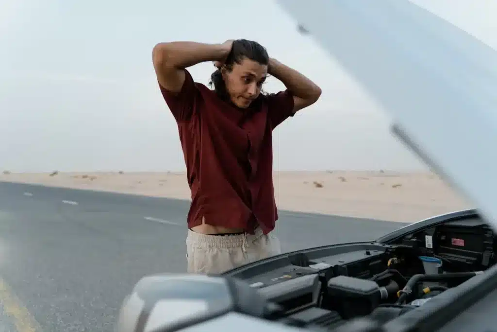 Conductor afectado inspeccionando su coche siniestrado por la DANA en Valencia