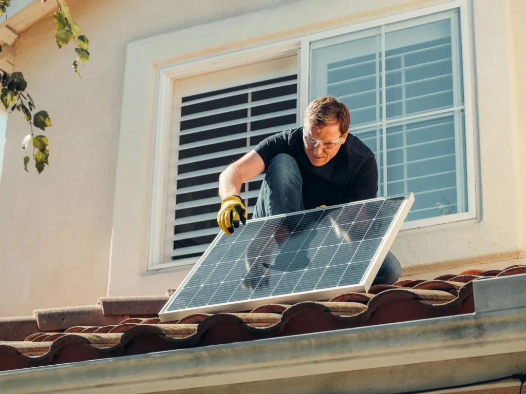 Paneles solares instalados en el techo de un hogar sostenible con energía renovable