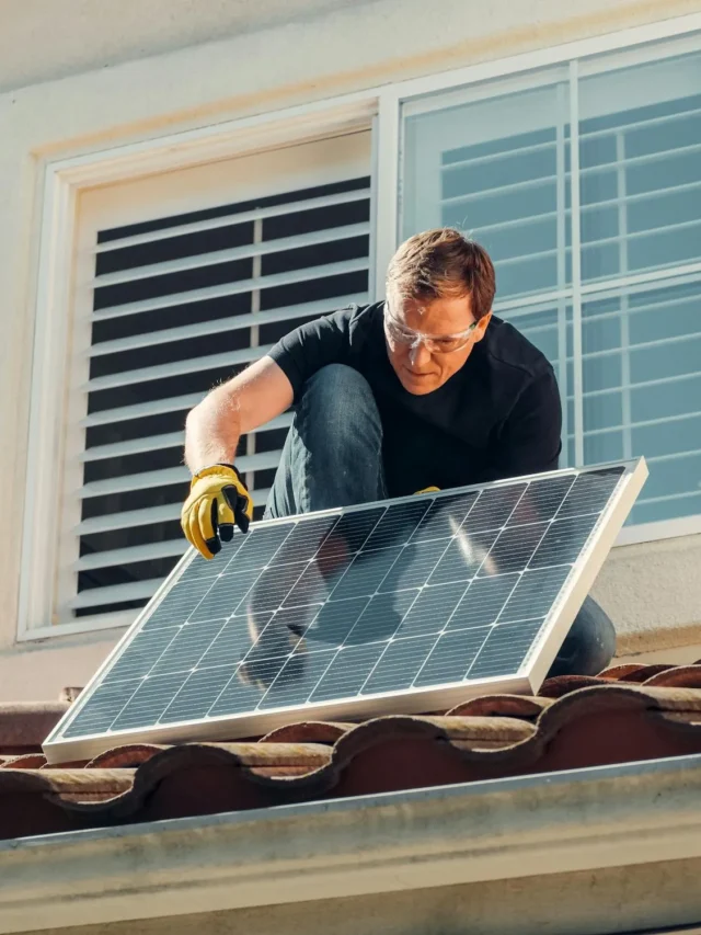 Paneles solares instalados en el techo de un hogar sostenible con energía renovable